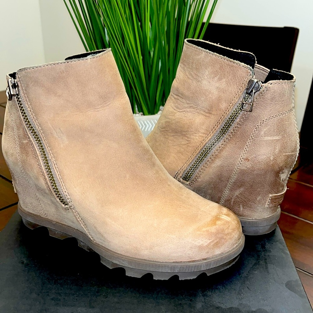 EUC! Very rarely worn. Women’s Sorel Joan of Arctic Wedge Zip II